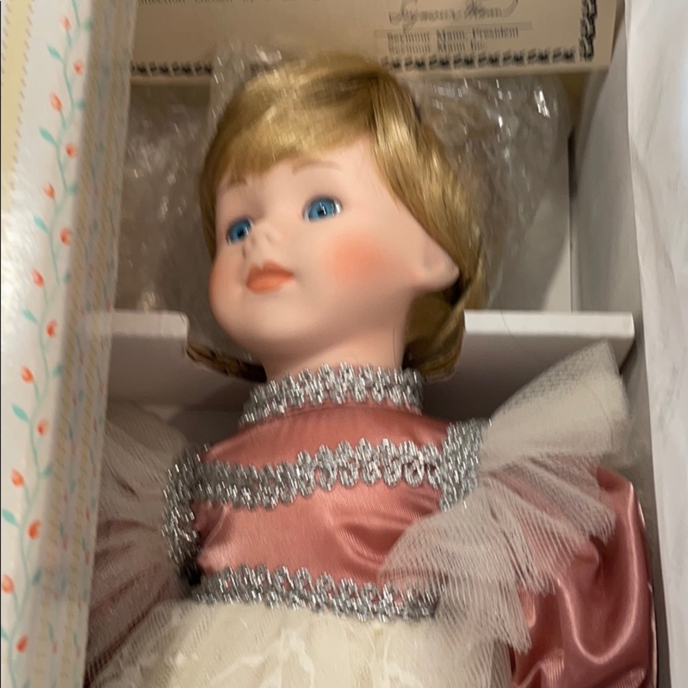 SeymourMann’s doll collection authentic cert.